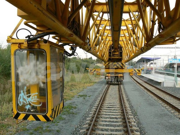 Pokladač kolejových polí PKP 25/20i